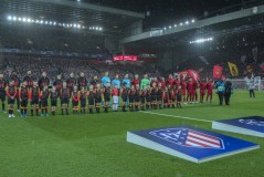 诺伊尔神扑助拜仁主场击败巴萨，防守稳固锁定胜局