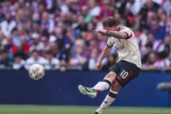 梅西：足球传奇，球技与队友默契的魅力